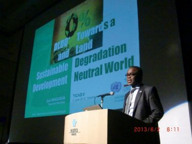 サイドイベントで講演するルック・ニャカジャ砂漠化対処条約事務局⻑（当時）（2013年6⽉、横浜）