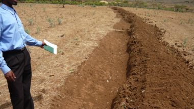 水の流れを緩めるために等高線に沿って掘られた溝（エチオピア連邦民主共和国・ナズレト）